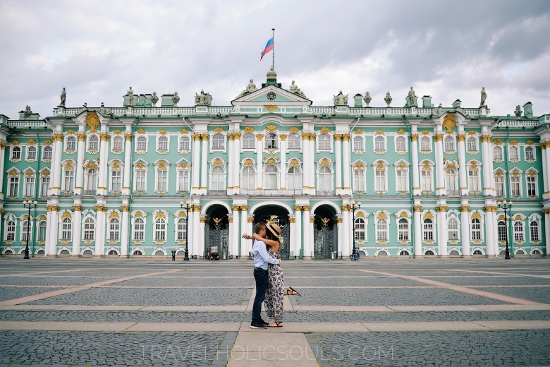 Coppia di fronte al palazzo d'inverno a San Pietroburgo