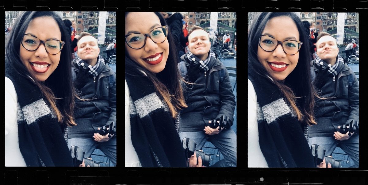 Coppia felice a Bryant Park in inverno