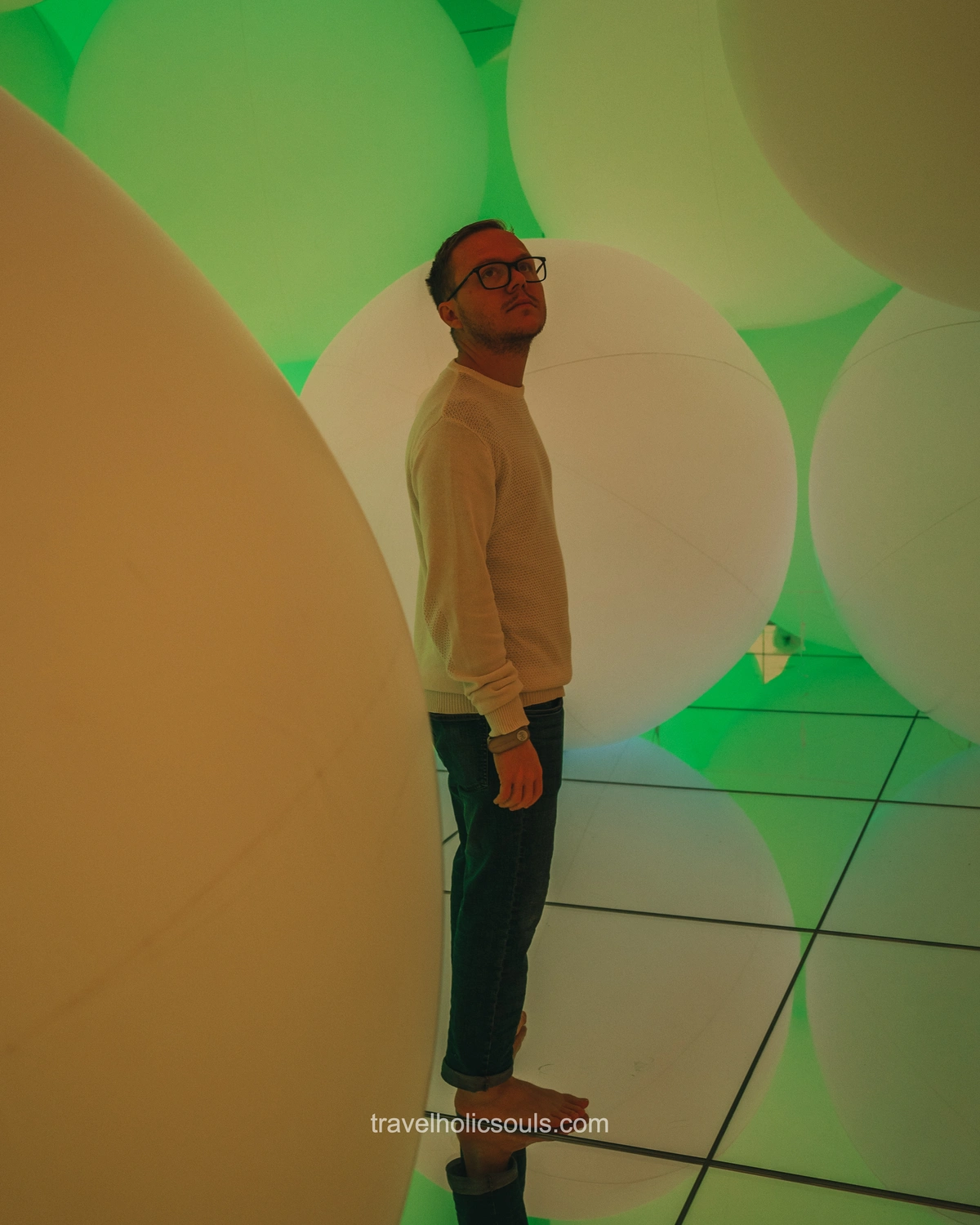 stanza delle palle luminose al teamlab planet